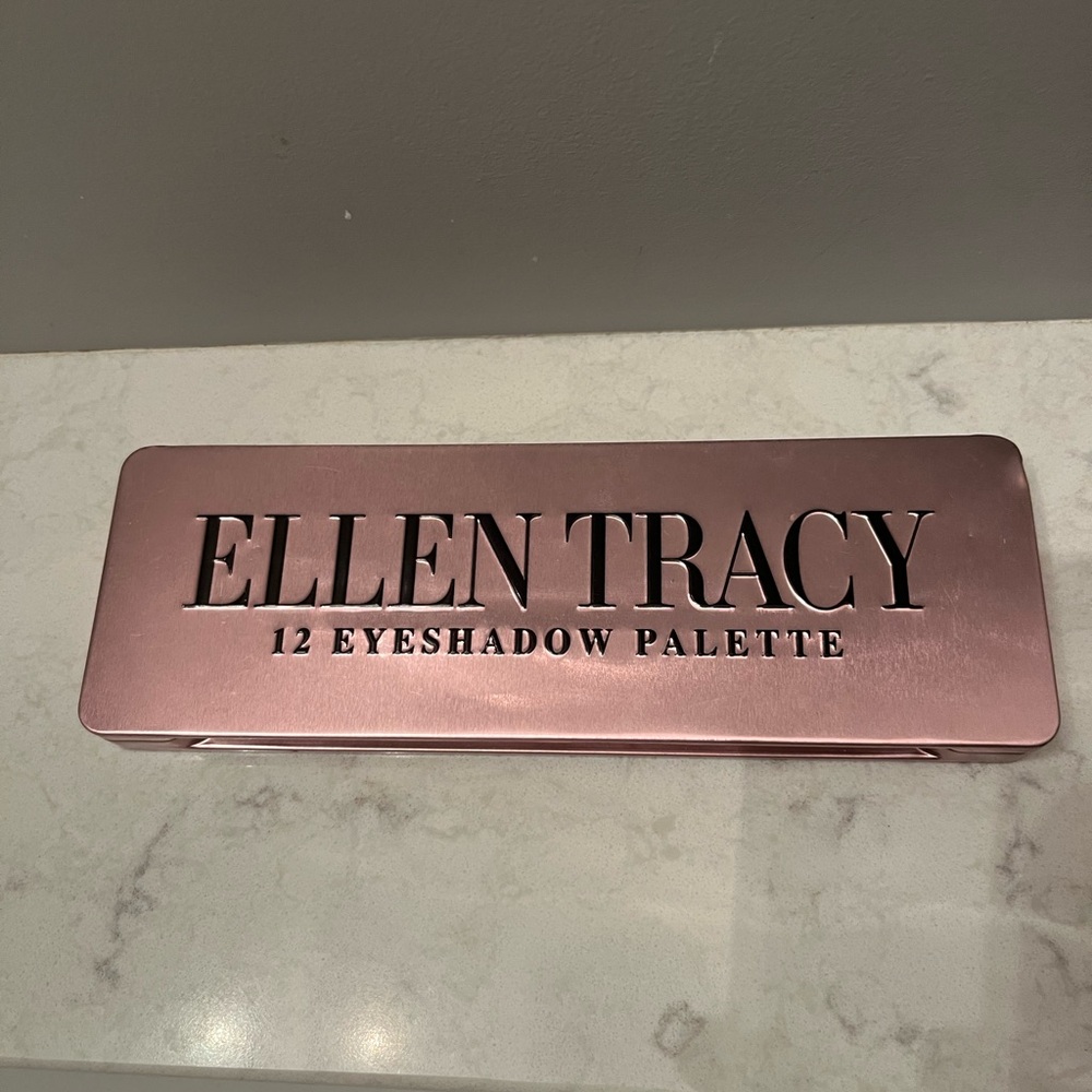 never used eyeshadow bundle! i got them but never ended up using them.